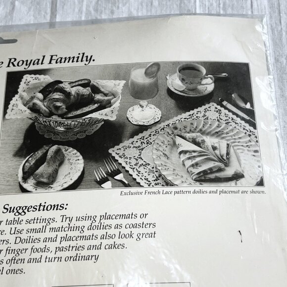 🎄Vintage Royal Lace Christmas Poinsettia Placemats🎄Set of 6 Paper Lace Doiles - Picture 7 of 9